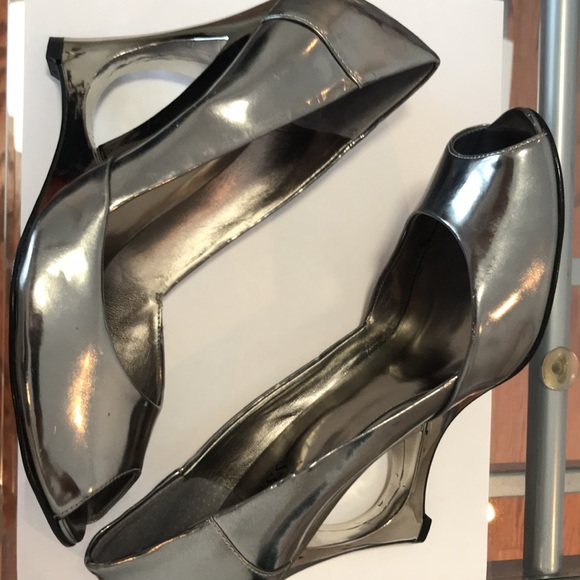 Guess by Marciano. Peep toe, cut out pump. Never worn. - Picture 3 of 7